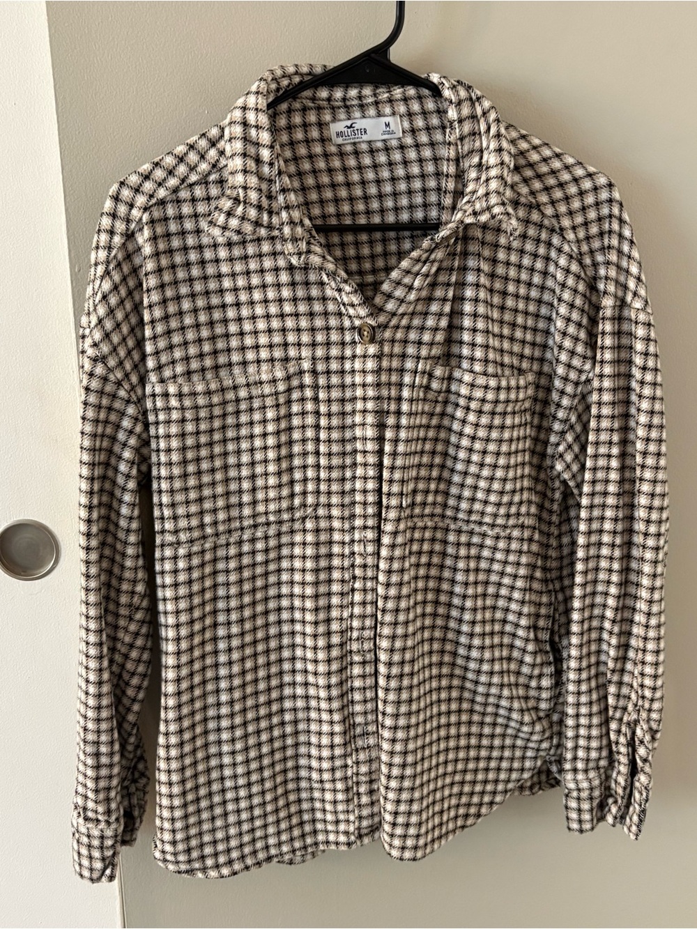 Hollister Plaid Button-Up Shirt Jacket in Cream and Black